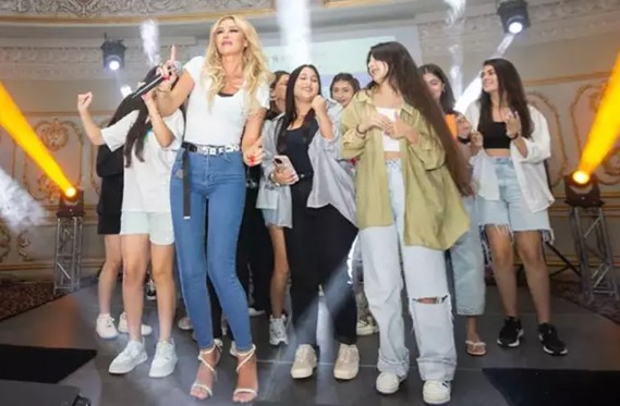 Azerbaycanlı şehit çocukları için sahneye çıktı!